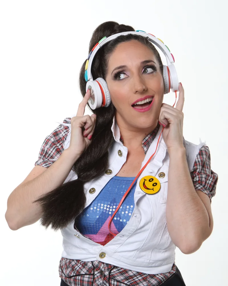 Jackie con audífonos escuchando