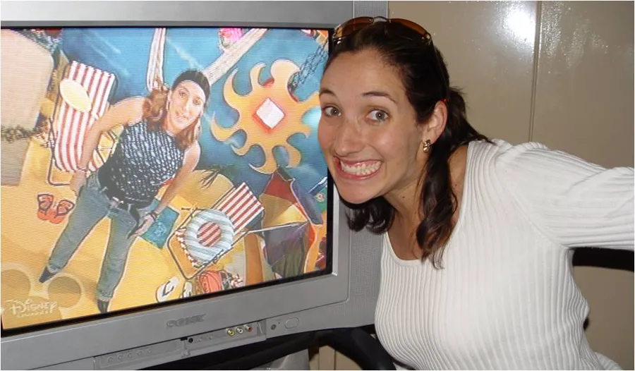 Jackie junto a la tele mostrando su programa Zapping Zone